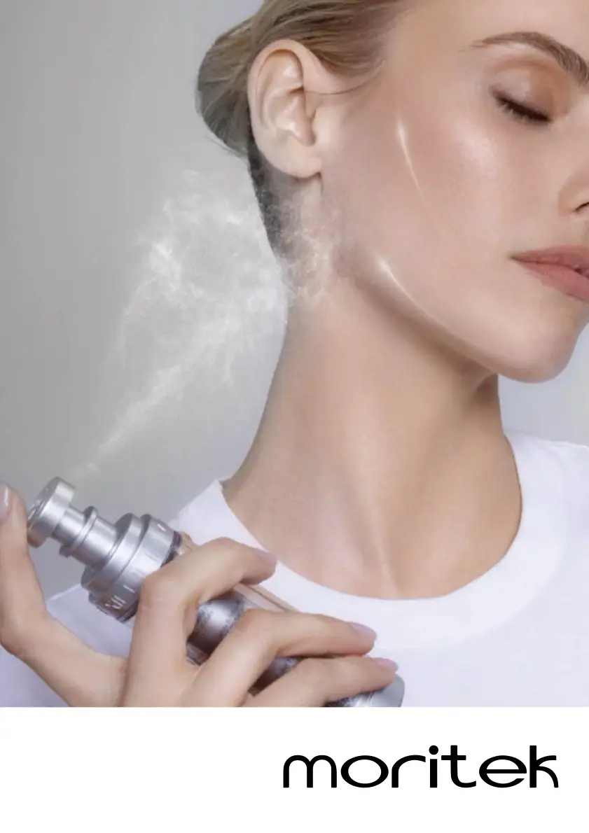 moritek MOLI-LIFT MIST SPRAYを顔に吹きかける使用イメージ